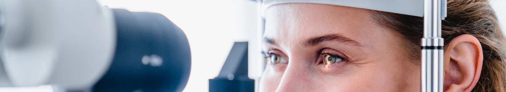 Kobieta podczas badania wzroku